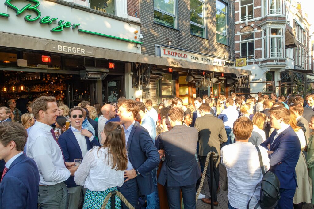 Borrelende ambtenaren in Den Haag.