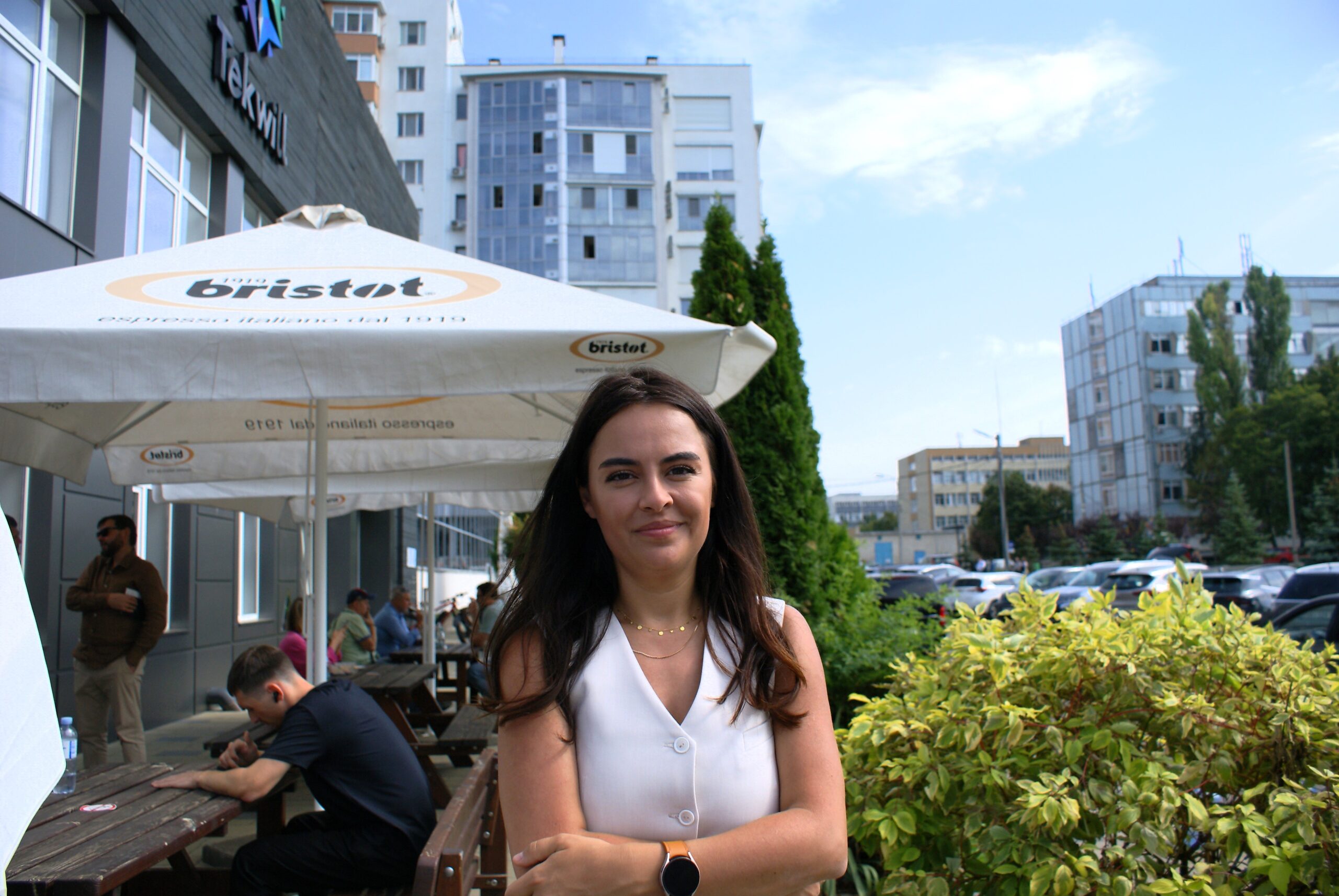 Marina Bzovîi van MITP, op het terras van Tekwill, één van de techhubs die Chișinău sinds enkele jaren rijk is.