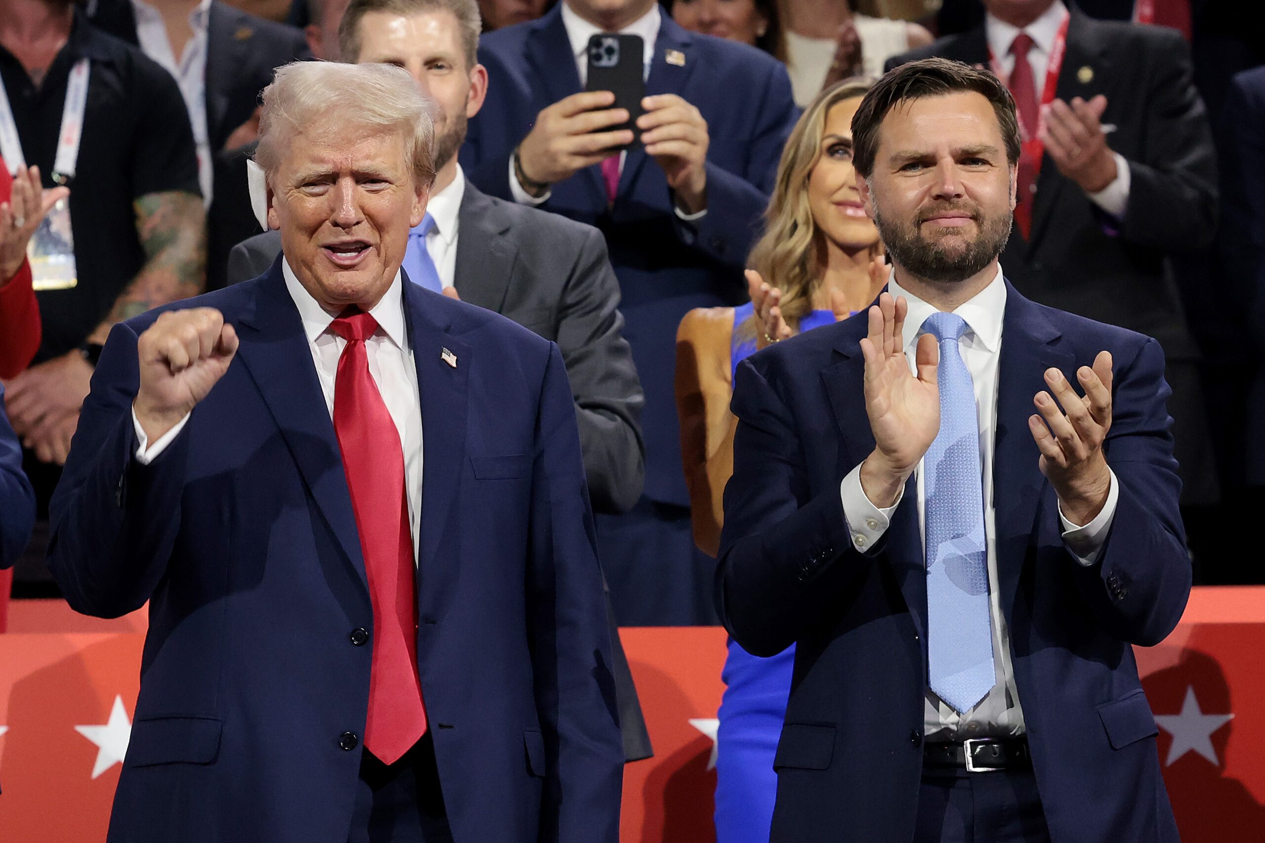 Donald Trump en Senator J.D. Vance tijdens the Republikeinse Nationale Conventie in Milwaukee. 