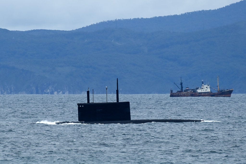 Een Russische onderzeeër neemt deel aan oefeningen voor de Russische kust bij Vladivostok in 2022. Foto: KIRILL KUDRYAVTSEV via Getty Images. 