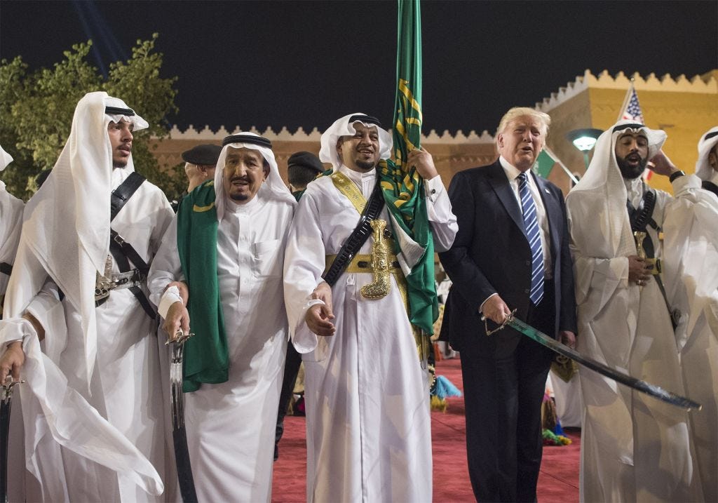 Donald Trump deed tijdens zijn bezoek aan Saudi-Arabië in 2017 mee aan een traditionele zwaarddans