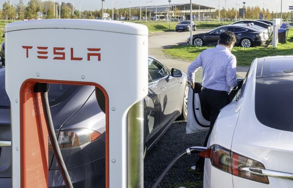 Elektrische auto's van het merk Tesla worden opgeladen bij het oplaadcentrum voor taxi's op Schiphol.