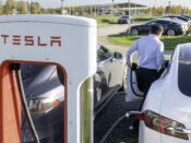 Elektrische auto's van het merk Tesla worden opgeladen bij het oplaadcentrum voor taxi's op Schiphol.