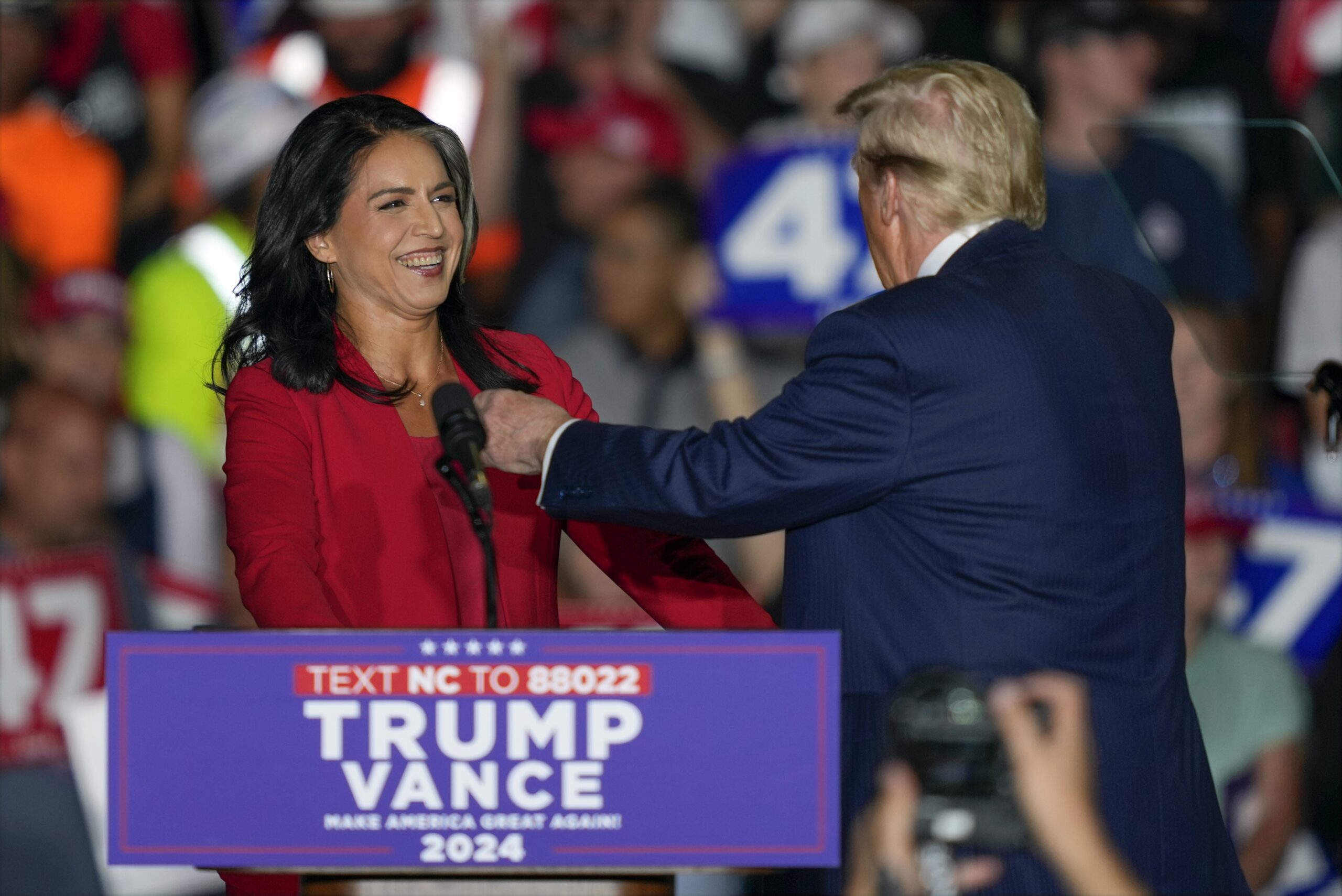 Voormalig Democratisch afgevaardigde Tulsi Gabbard tijdens een campagnerally van Trump.