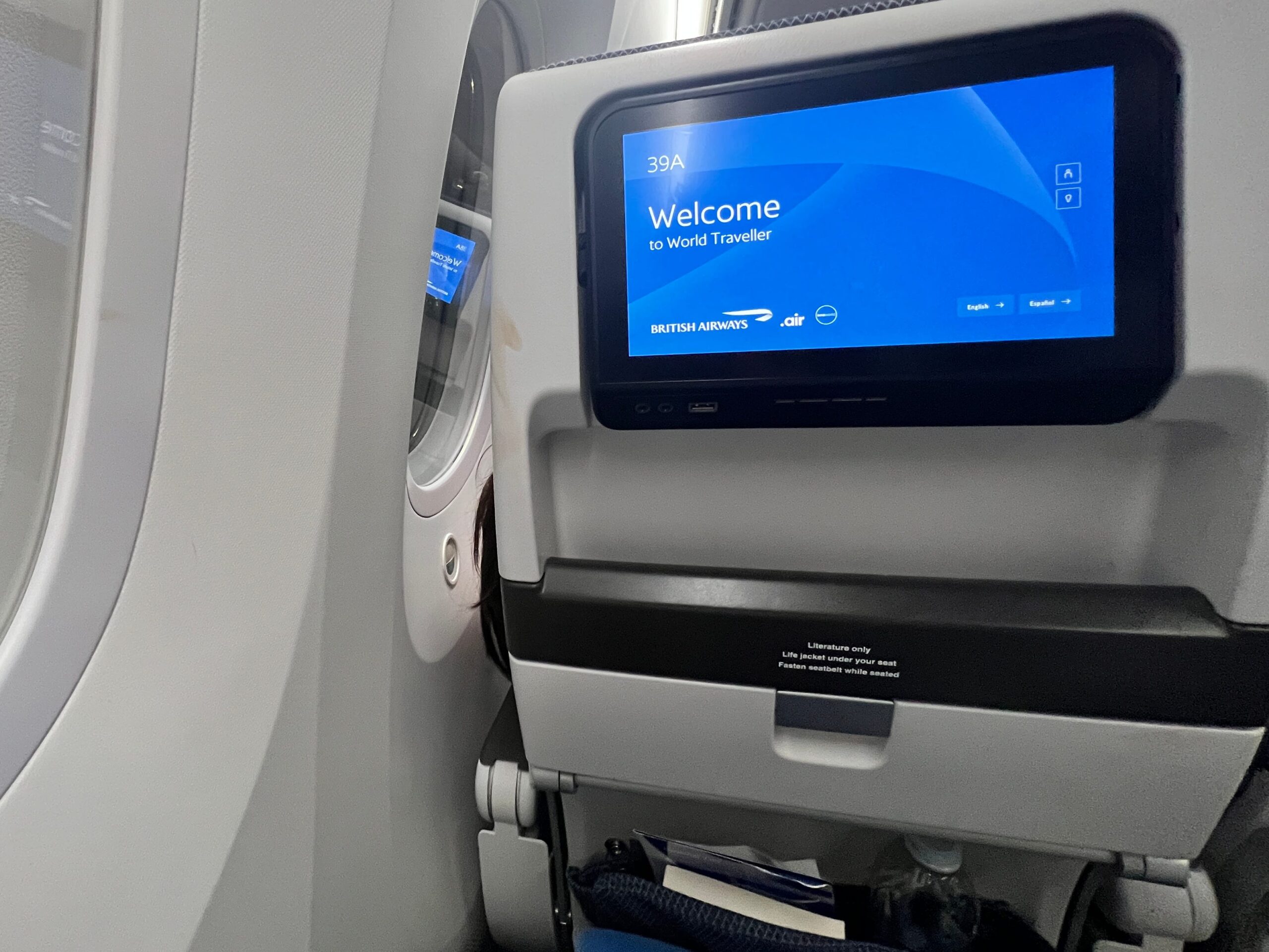 Het uitzicht vanuit een economy-raamstoel (World Traveller) aan boord van een British Airways Boeing 787 Dreamliner.