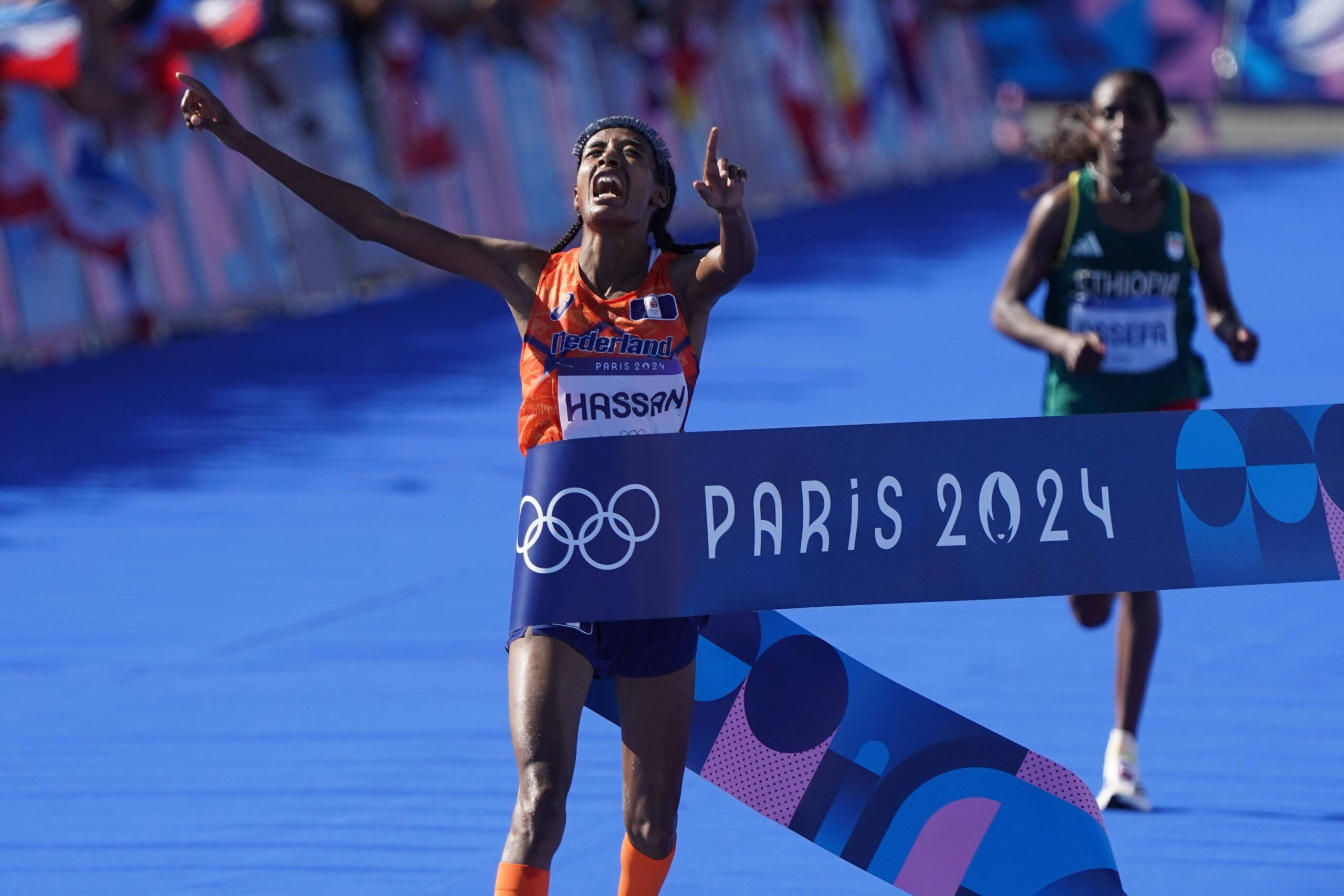 Sifan Hassan wint de olympische marathon in Parijs na een indrukwekkende eindsprint. Foto Gladys Chai von der Laage / Imago via ANP