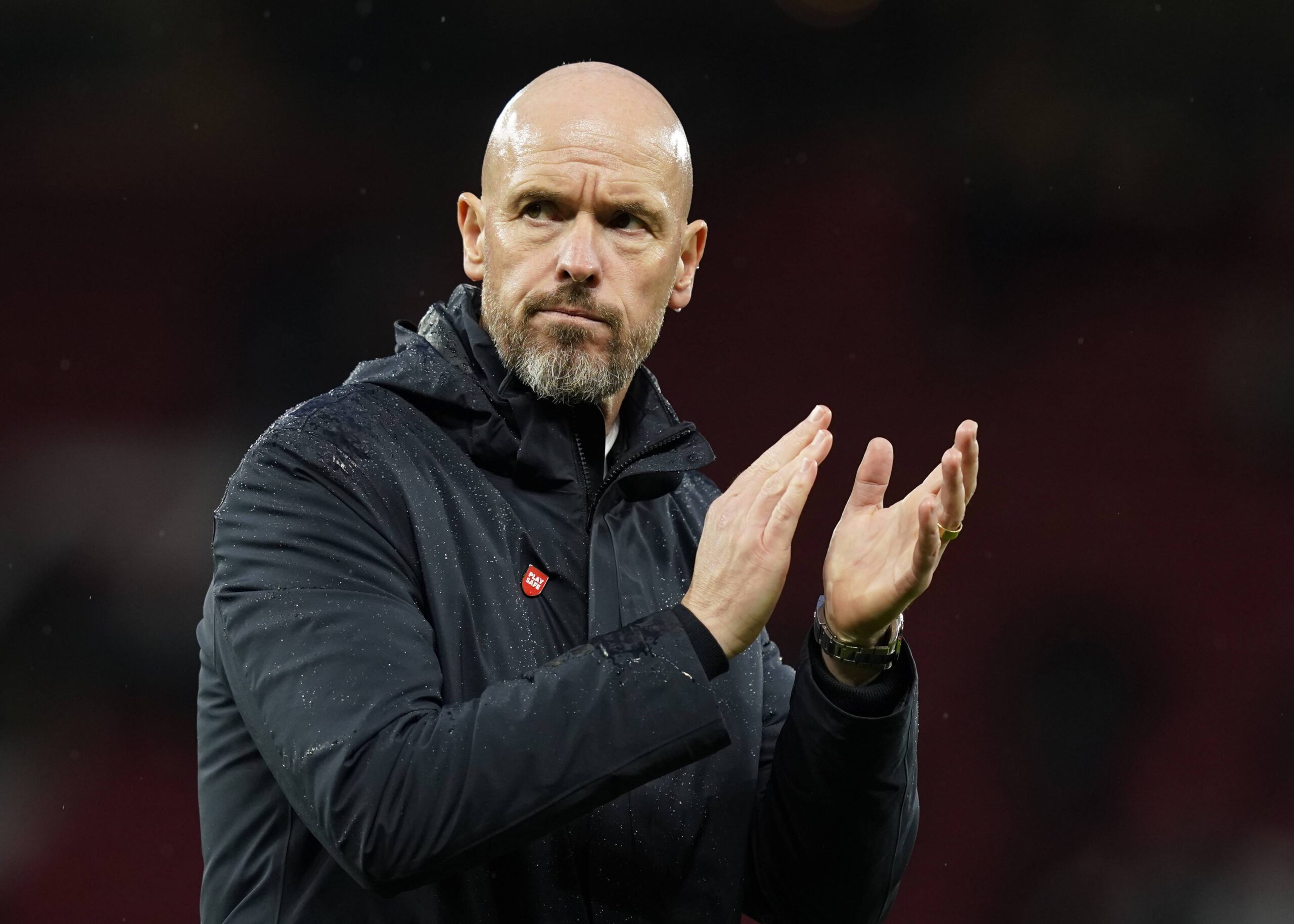 Erik ten Hag applaudisseert naar de fans op Old Trafford. Foto: Andrew Yates / Sportimage