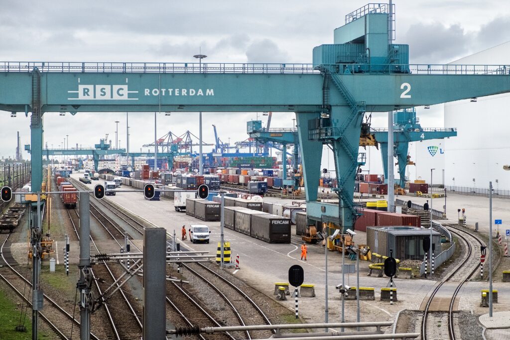 Opgestapelde containers wachten op transport.