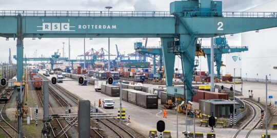 Opgestapelde containers wachten op transport.