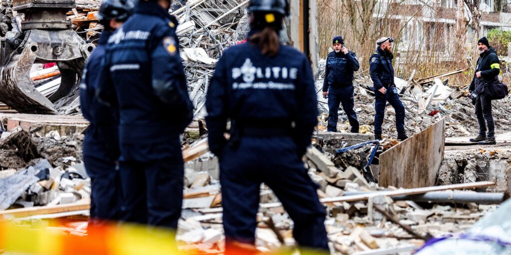 De politie houdt drie mannelijke verdachten aan voor de explosie aan de Tarwekamp in Den Haag.