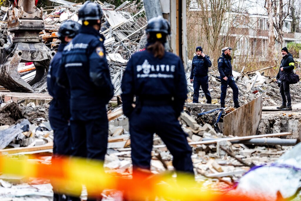 De politie houdt drie mannelijke verdachten aan voor de explosie aan de Tarwekamp in Den Haag.