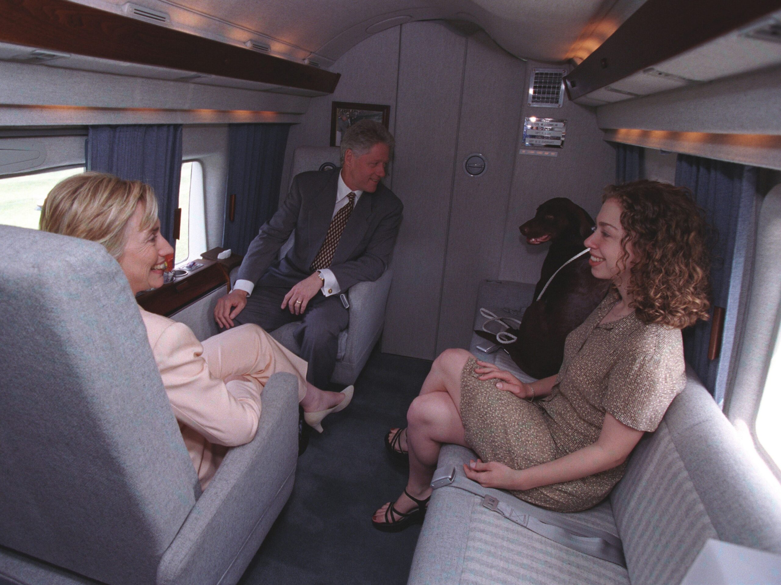 bill clinton, hillary clinton, and chelsea clinton aboard marine one