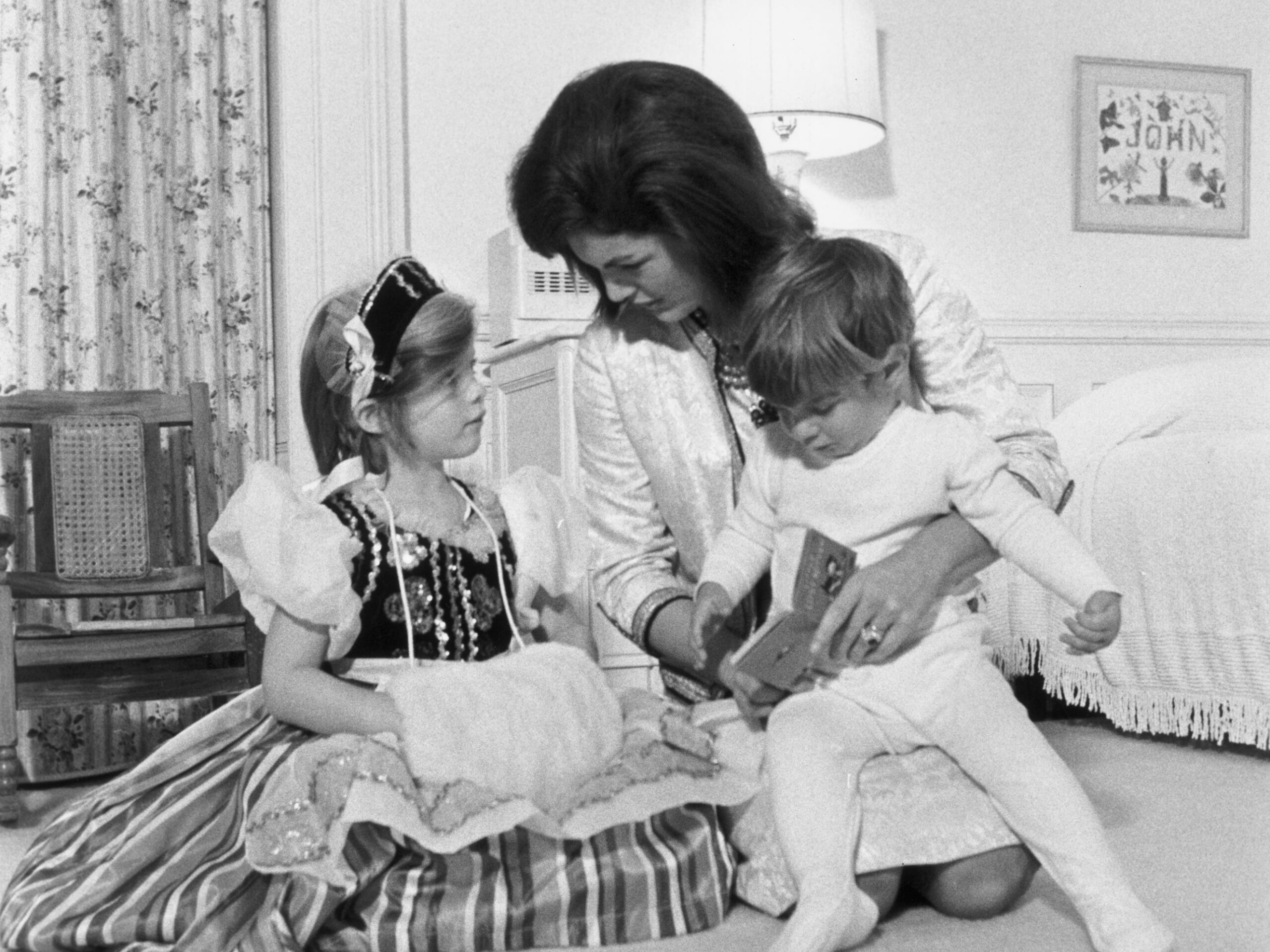 jacky kennedy reading to her children