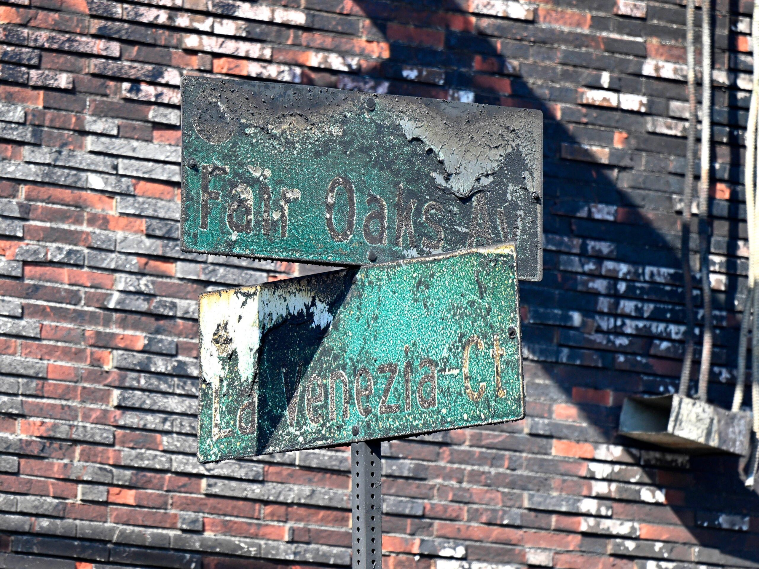 A burned sign at Fair Oaks Ave. and La Venezia Ct. during the Eaton Fire in Altadena on Saturday, January 11, 2025