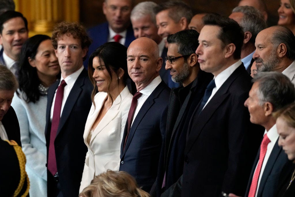 Mark Zuckerberg, Lauren Sanchez, Jeff Bezos, Sundar Pichai en Elon Musk at tijdens de inauguratie van Donald Trump.