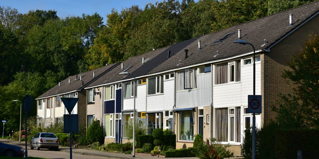 Rijtjeswoningen uit de jaren 70 in Flevoland.