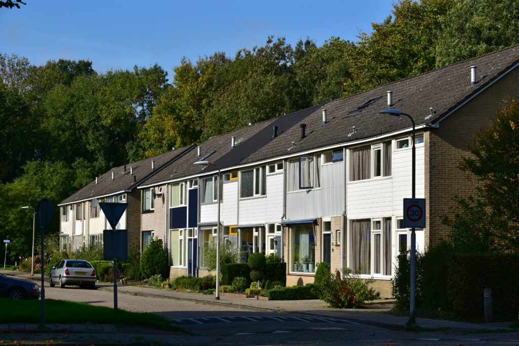 Rijtjeswoningen uit de jaren 70 in Flevoland.