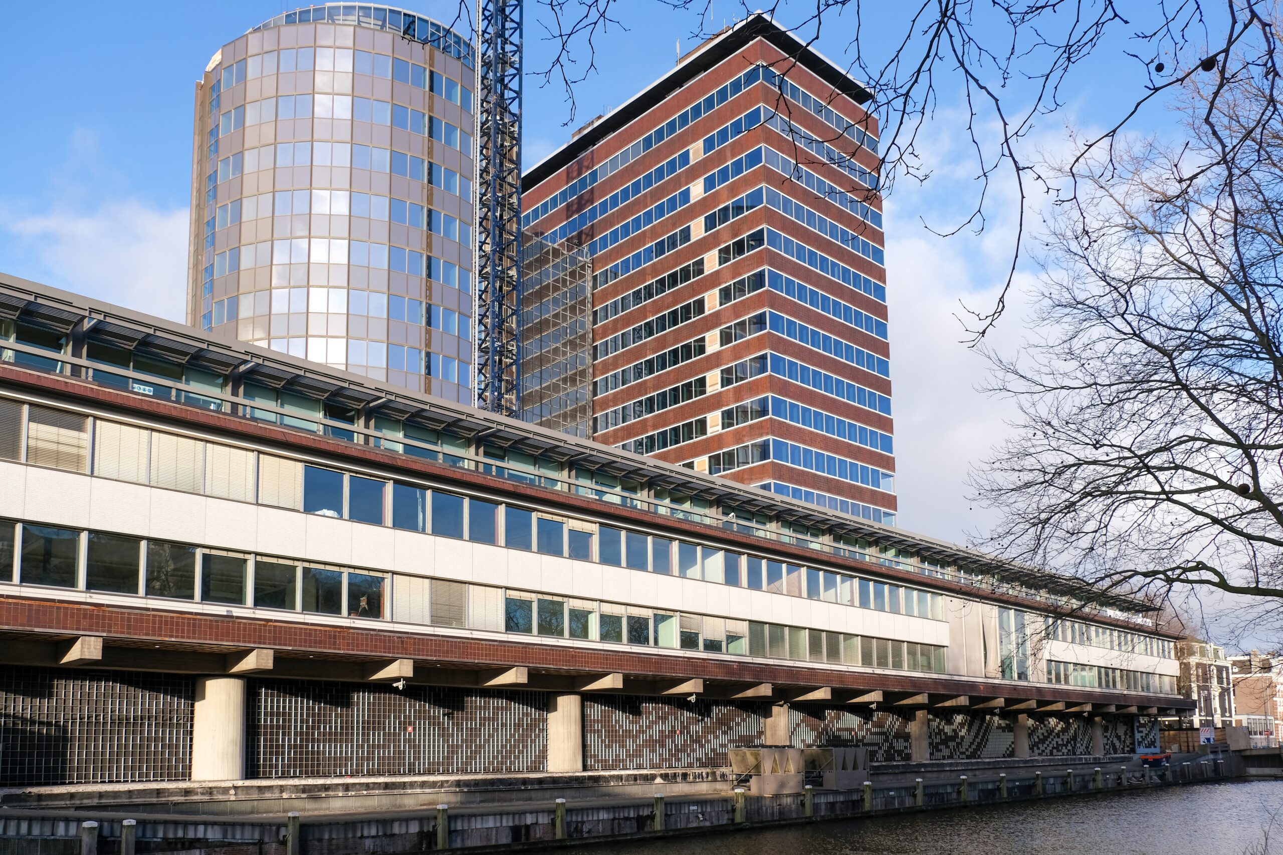 DNB voor de renovatie. In 1991 werd het gebouw uitgebreid met de Satelliet, een cilindervormige toren. 