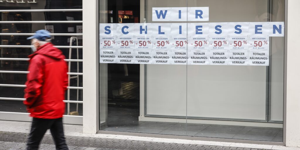 Faillissement Duitsland Cologne, North Rhine-Westphalia, Germany - Cologne city center in times of the corona crisis during the second lockdown, clearance sale due to business closure.