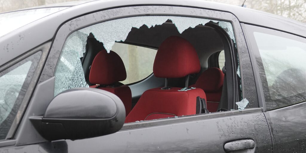 Het risico op auto-inbraak maakt autoverzekeringen duurder voor inwoners van steden.