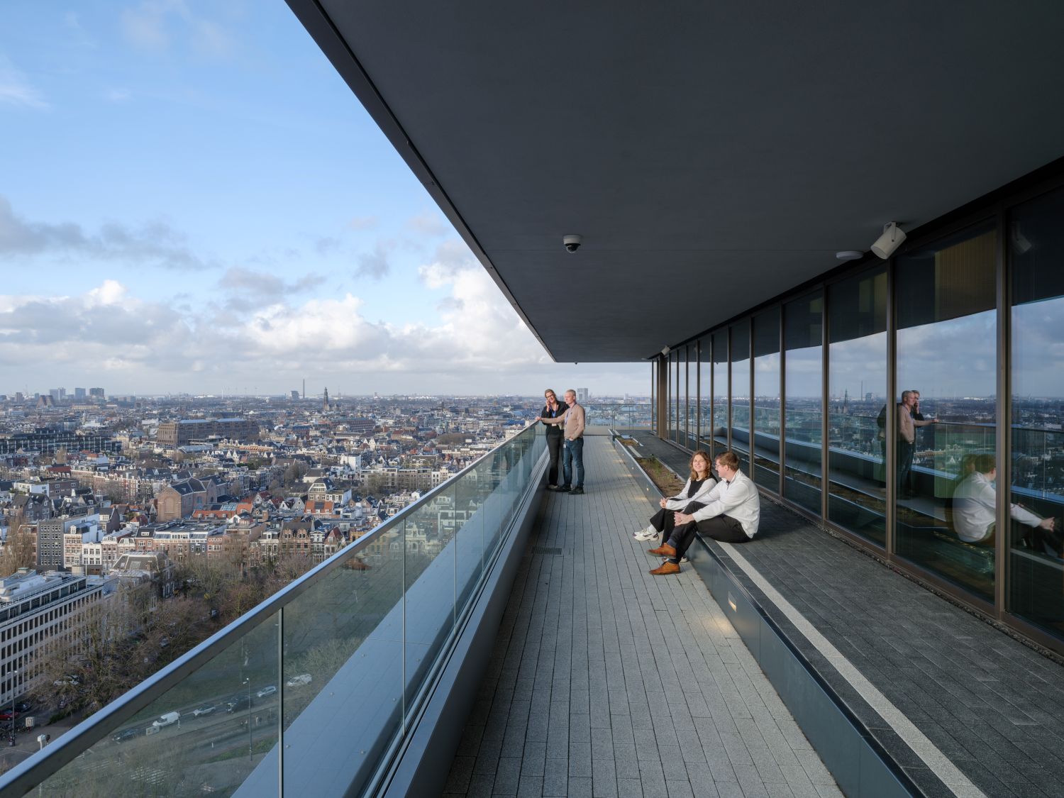 Uitzicht over de stad vanaf de bovenste verdieping van de hoogbouw. 