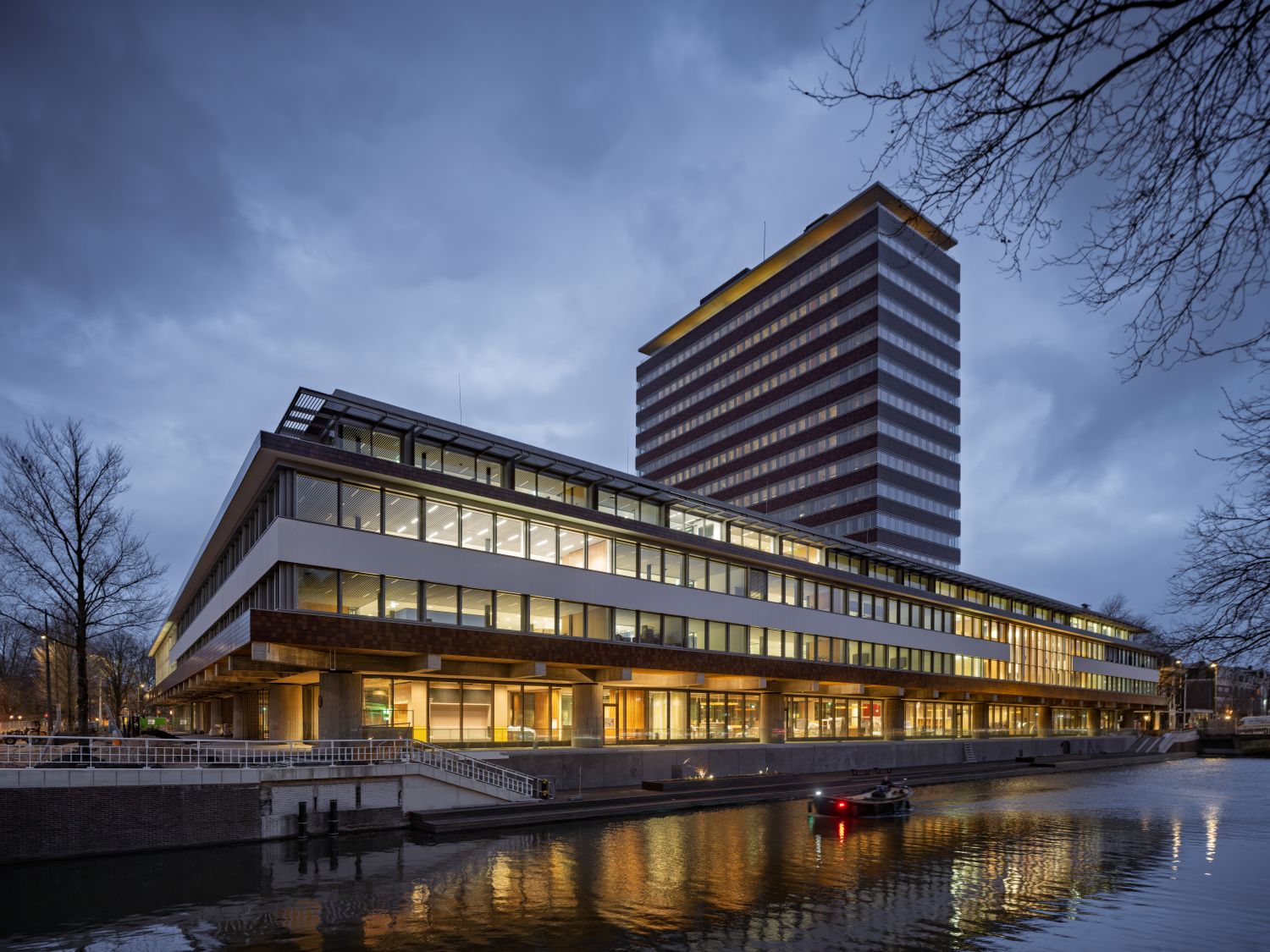 Zuidkant van het gebouw aan de Singelgracht, met de verlaagde kade die toegankelijk wordt voor iedereen. 