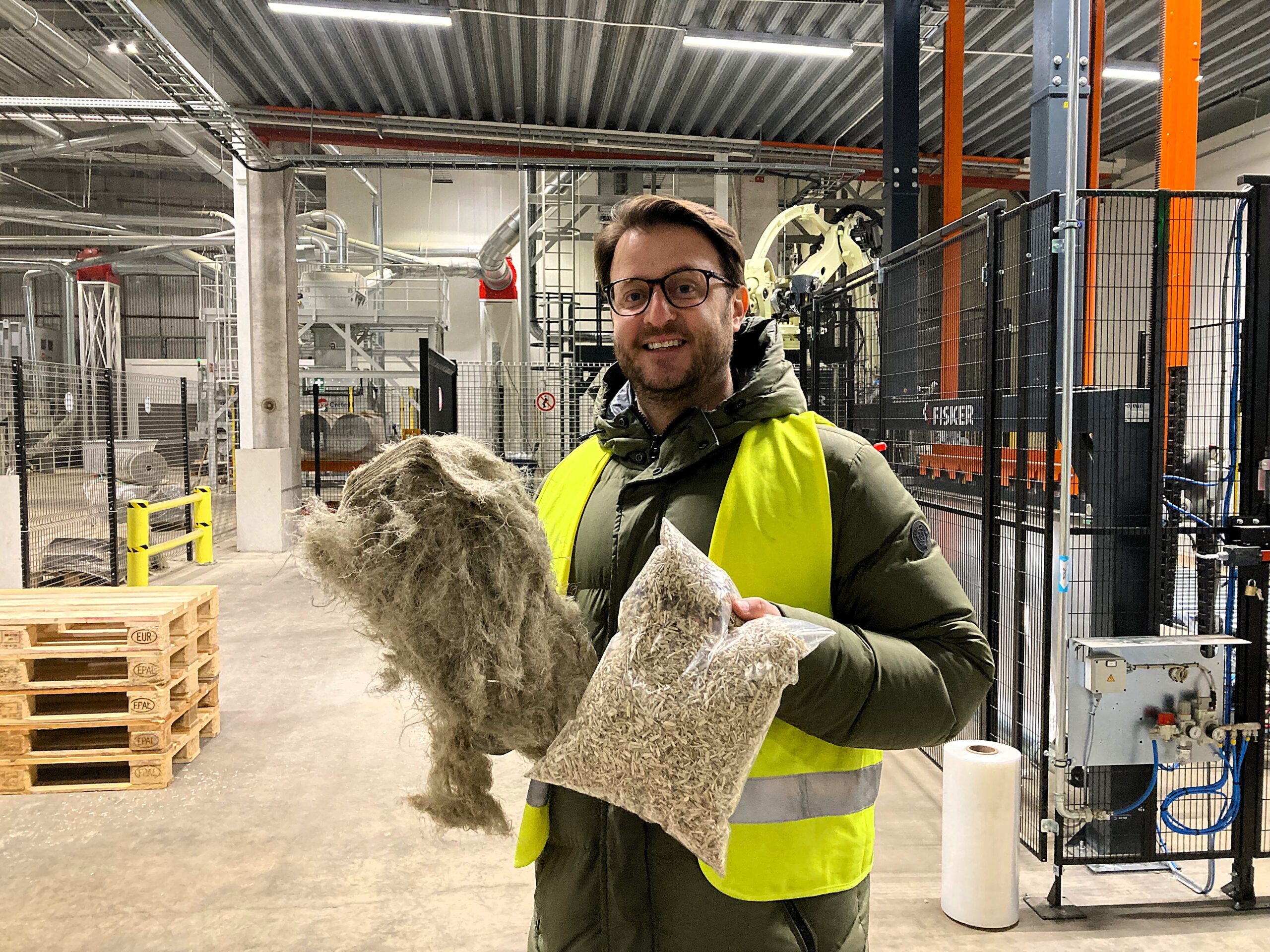 Remi Loren toont twee materialen die de hennepplant levert: vezels en hout.