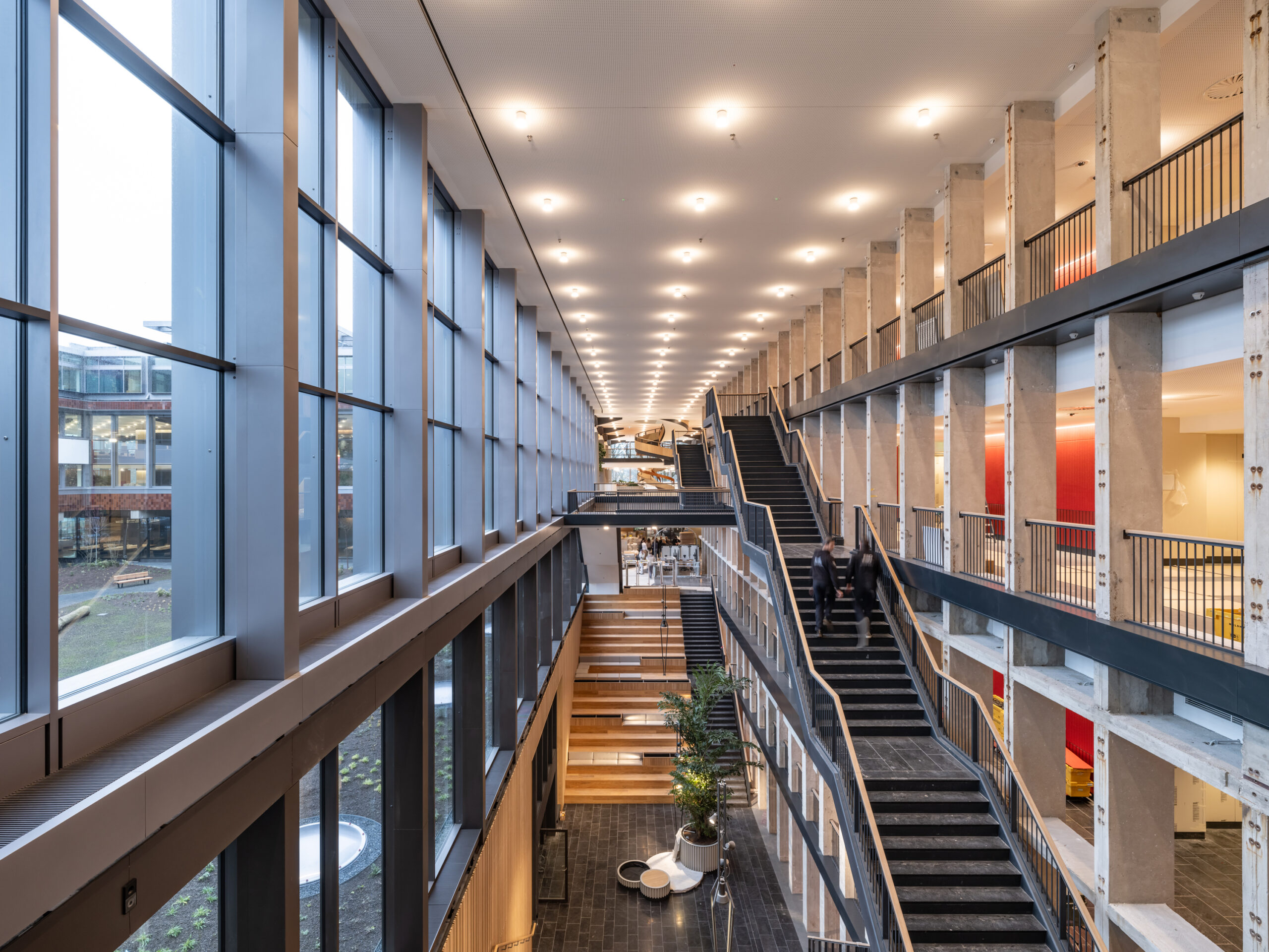 Het atrium is nieuw in het gebouw. 