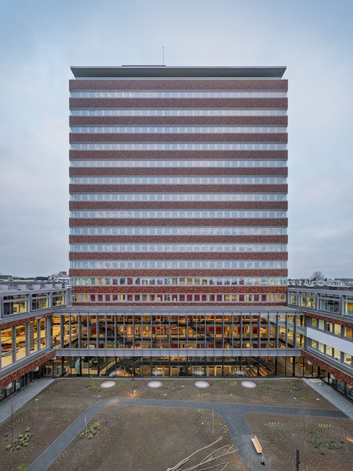 De stadstuin met zicht op het atrium en de hoogbouw.