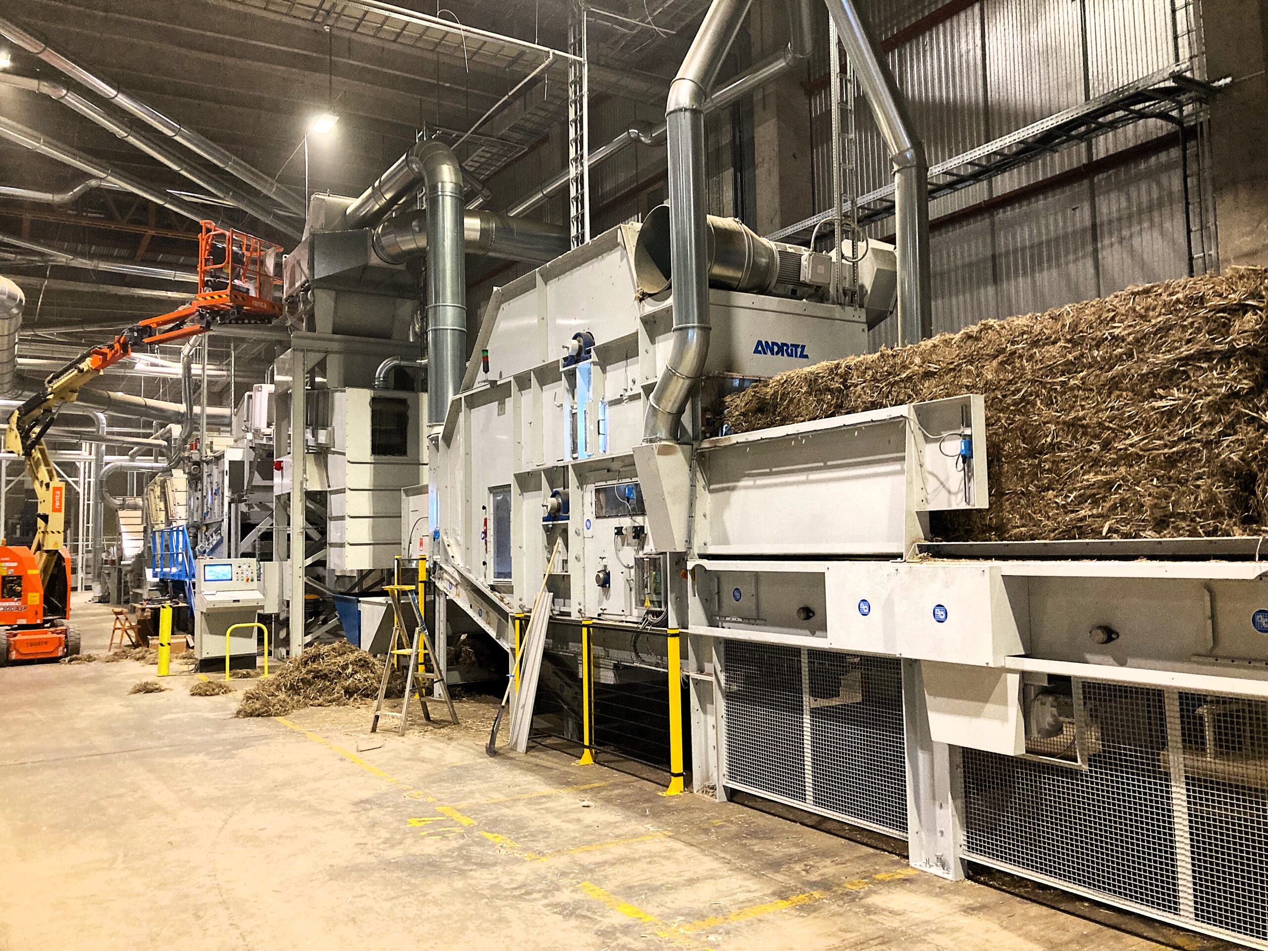 In de fabriek van Ekolution ontleden machines de binnengekomen hennepbalen tot hout en vezels.