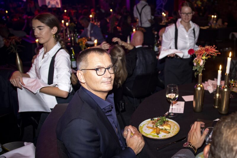 例如，Eelko Van Kooten將音樂家和廣告商召集在一起