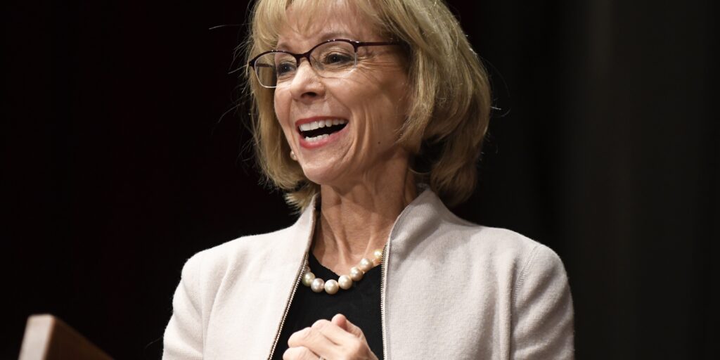 Nederland, Amsterdam, 10 maart 2022, Nancy McKinstry, vijfde EW Economie-lezing in debatcentrum de Rode Hoed in Amsterdam. Nancy McKinstry is sinds 2003 de bestuursvoorzitter van uitgever Wolters Kluwer, McKinstry sprak over het thema, De toekomst van werk; transformeren in een snel veranderende samenleving. Ze geldt als een van de machtigste zakenvrouwen en is een van de meest succesvolle CEO's ter wereld.