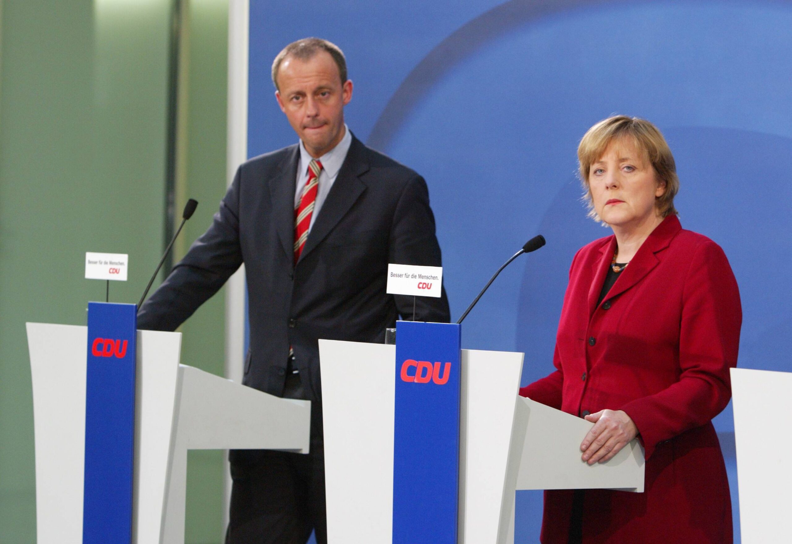 Friedrich Merz en Angela Merkel tijdens een partijbijeenkomst van de CDU in 2003. Foto:  Thomas Koehler /Photothek.Net via ANP.