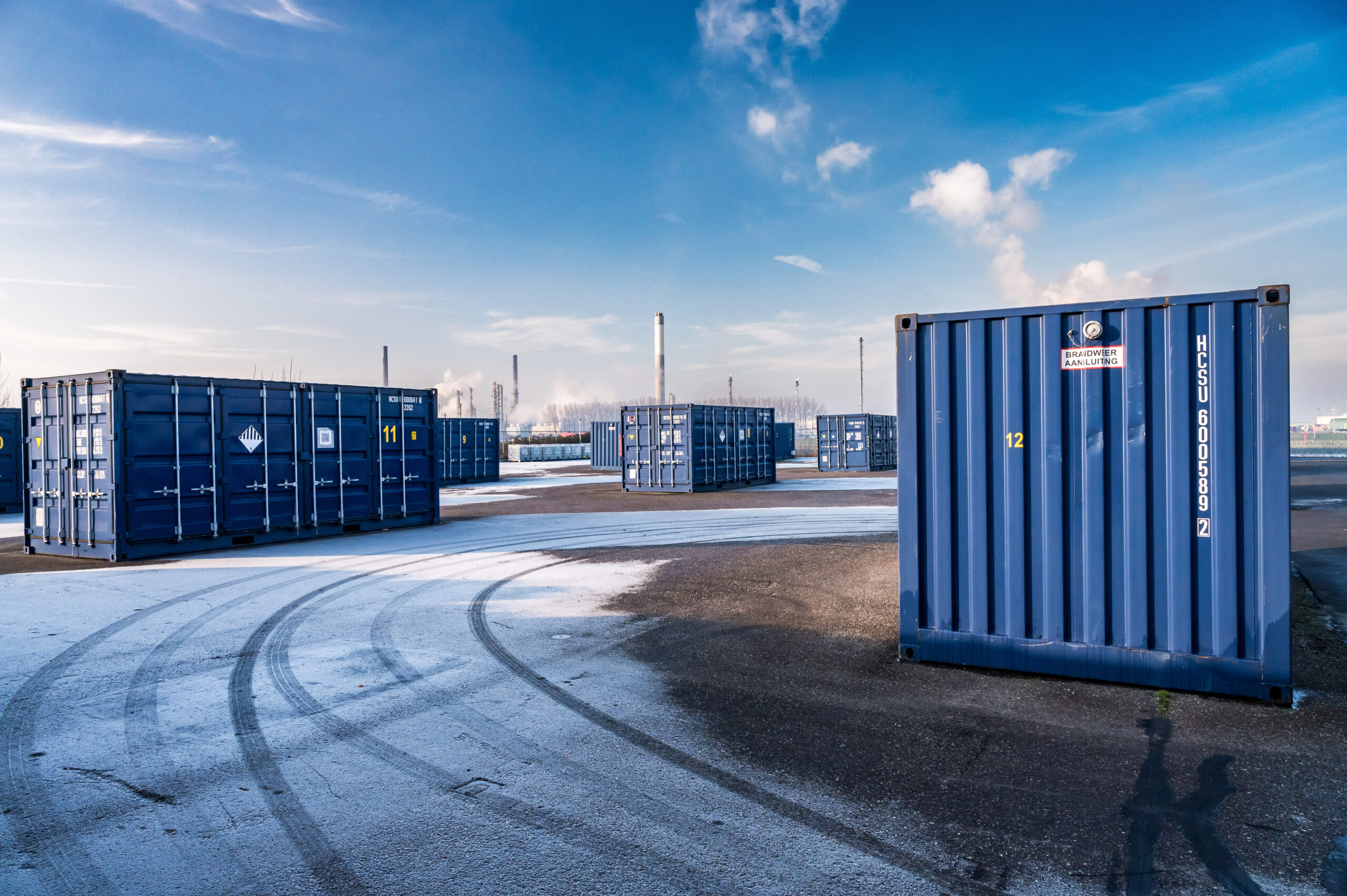 Containers op het fabrieksterrein van SK Tes in Rotterdam.