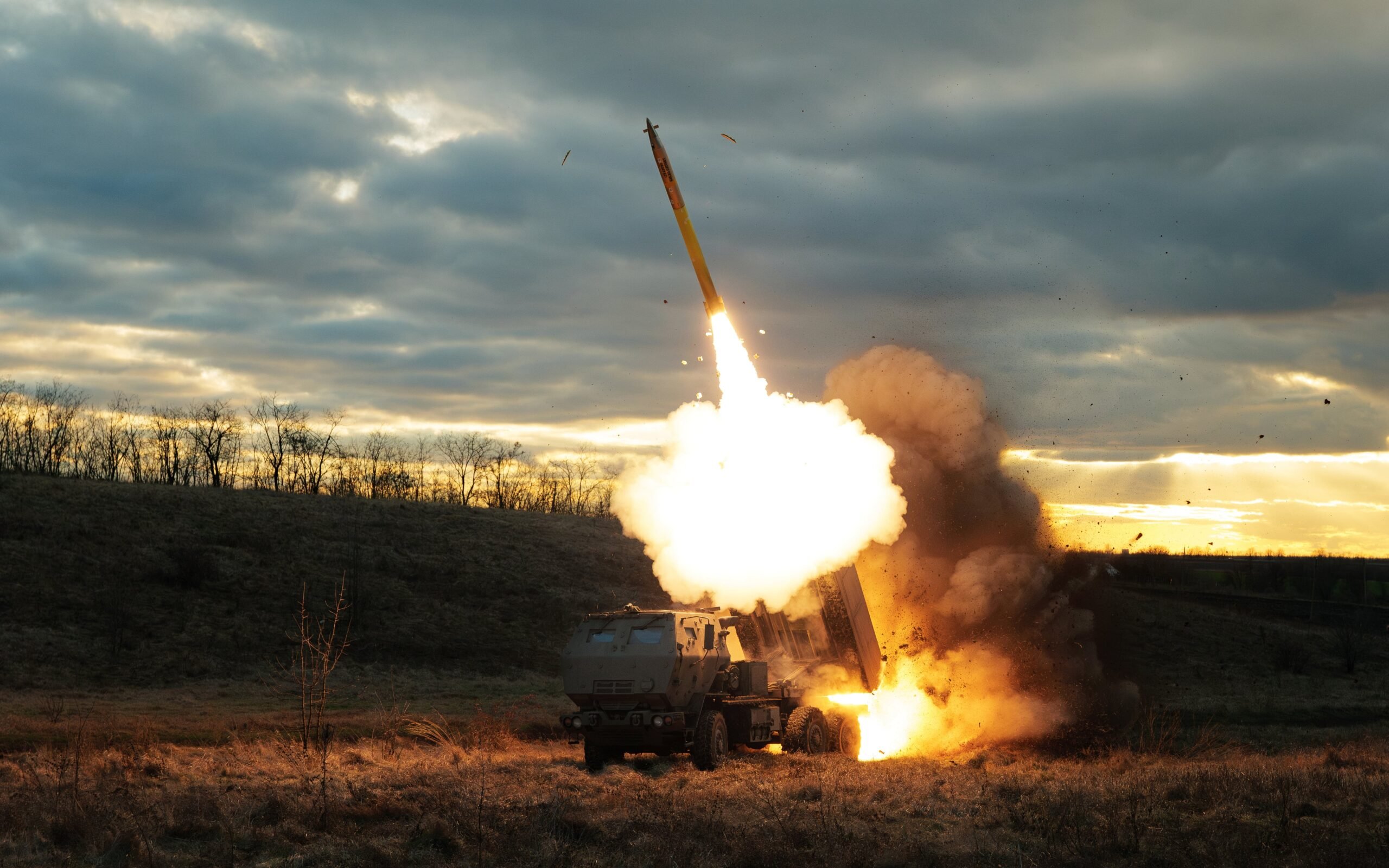 M142 HIMARS lanceert een raket op Russische positie op 29 december 2023 in Oekraïne.