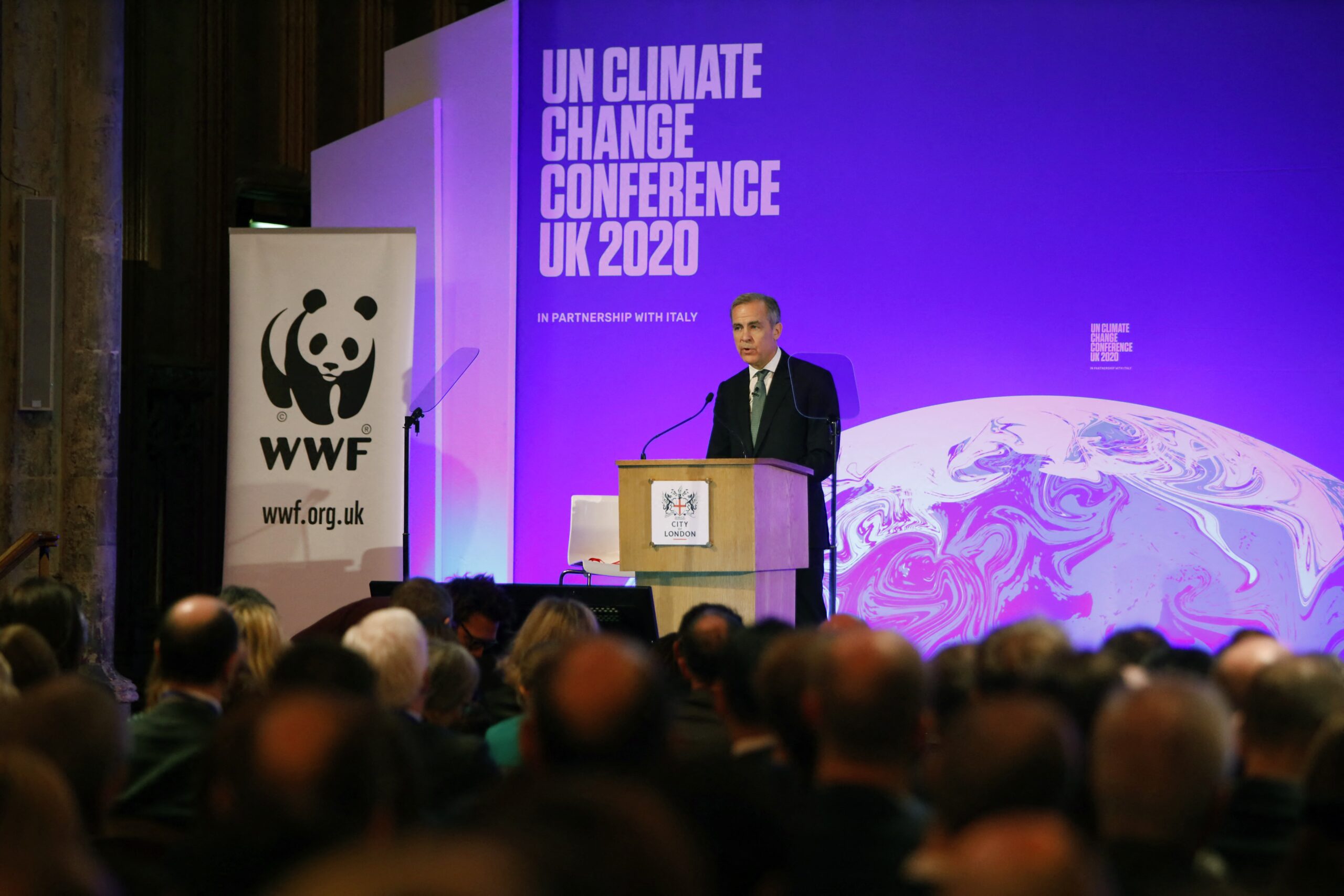 Mark Carney houdt een toespraak bij een klimaatconferentie in Londen in 2020. Foto: Tolga Akmen / AFP