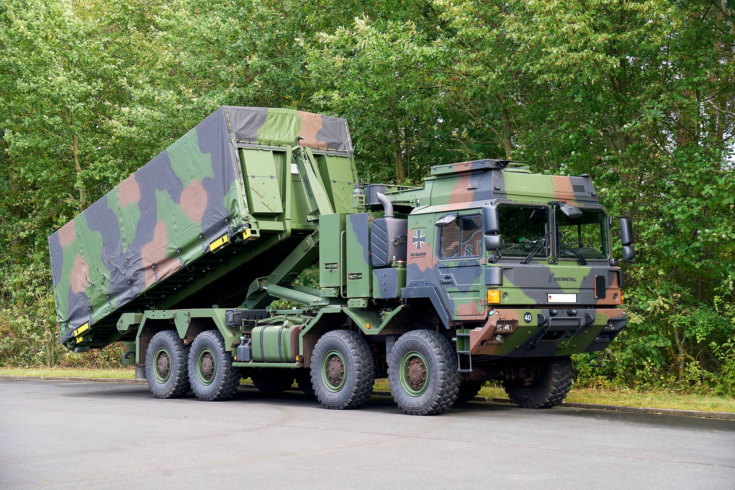 Militaire truck van Rheinmetall in camouflagekleuren. Foto: Michael Bihlmayer / Imago