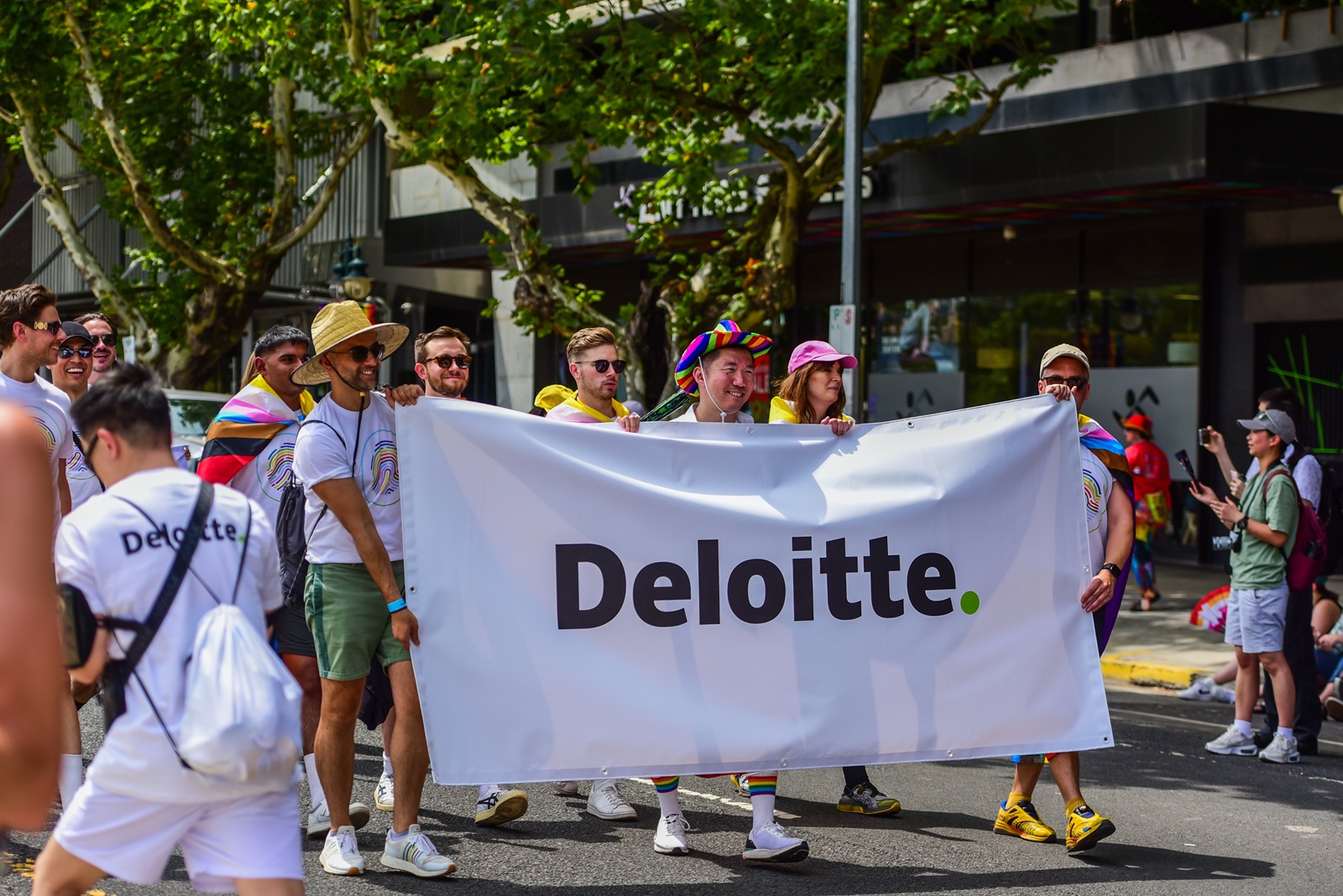 Medewerkers van Deloitte in Australië tijdens een mars voor gelijke rechten in Australië.