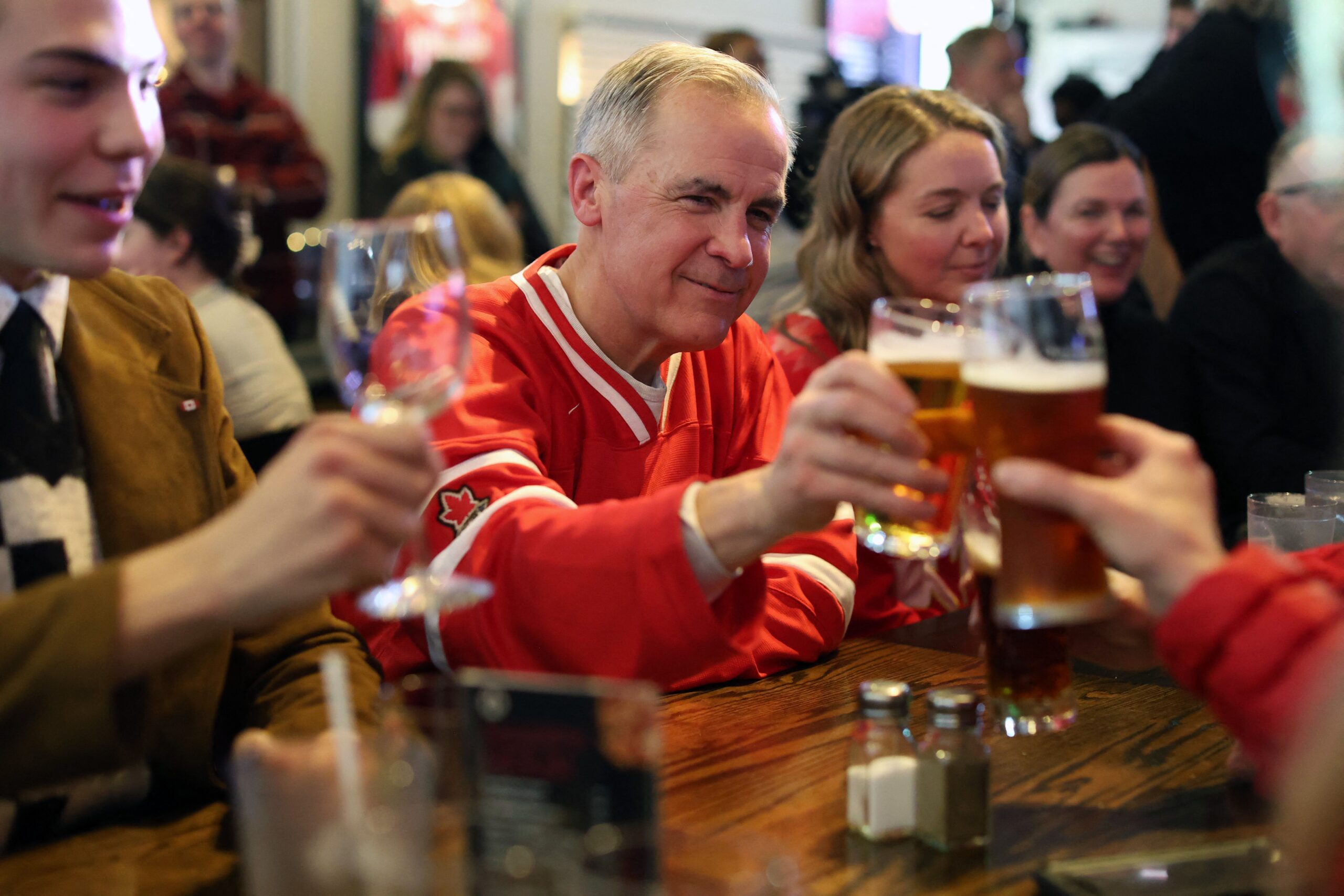 Mark Carney bij een 'hockey watch party' tijdens zijn campagne voor het partijleiderschap. Foto: Dave Chan / AFP