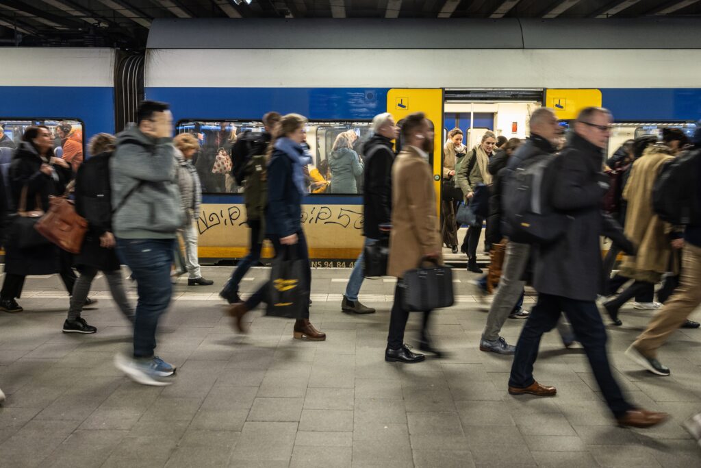 Reizigers komen aan op het station