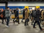 Reizigers komen aan op het station