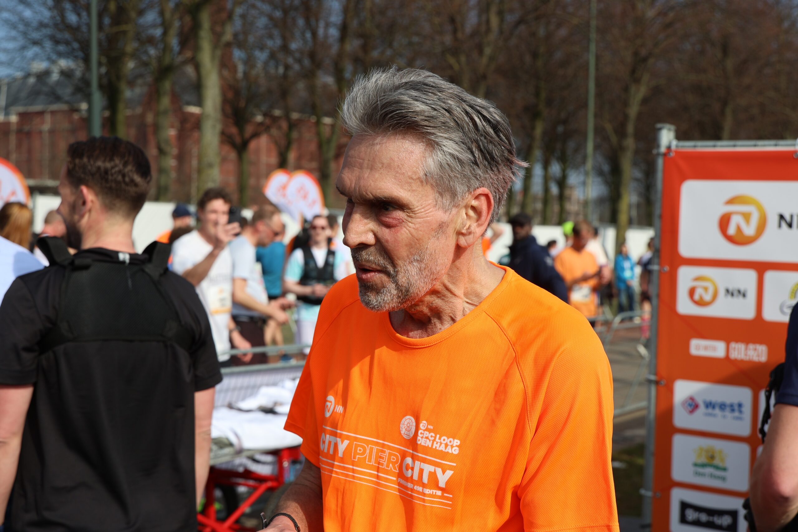 De Nederlandse premier Dick Schoof na de finish van de halve marathon van de City-Pier-City-loop 2025. Foto: ANP / Hollandse Hoogte / VRPress