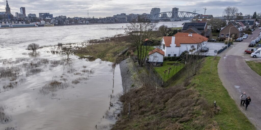 Hoogwatergolf bereikt Waal bij Nijmegen