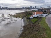 Hoogwatergolf bereikt Waal bij Nijmegen