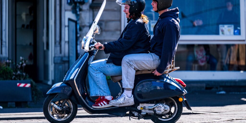 Amsterdam - Een scooterrijder in Amsterdam. ANP / Hollandse Hoogte Venema Media