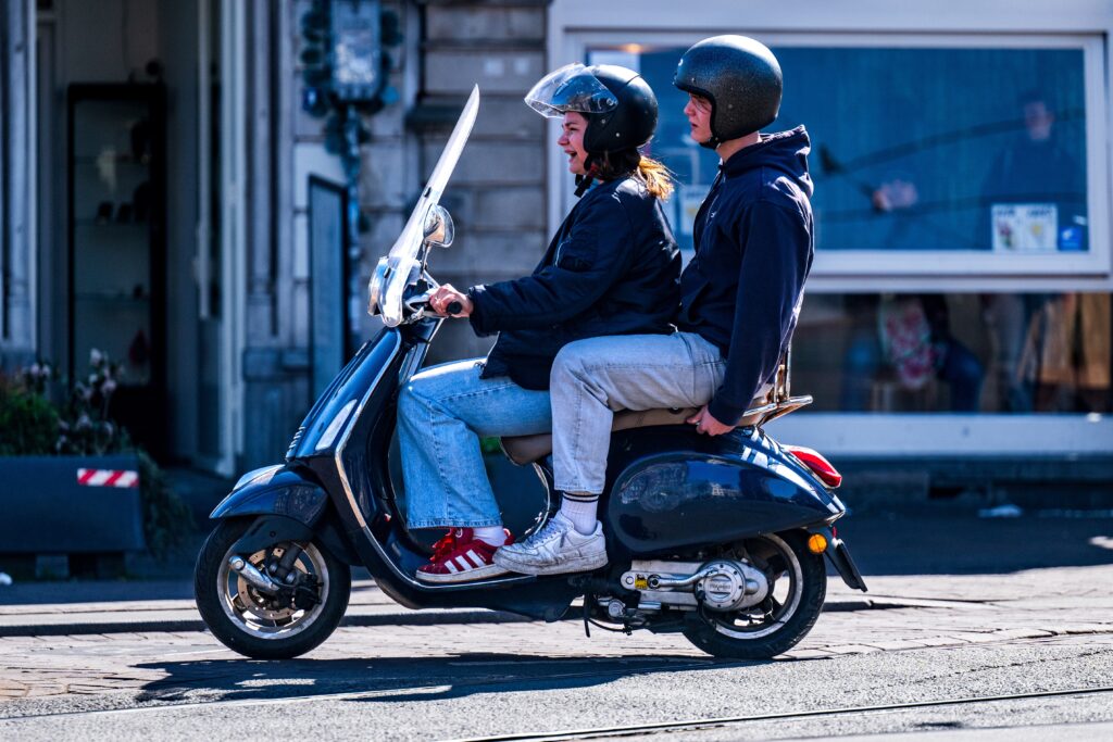 Amsterdam - Een scooterrijder in Amsterdam. ANP / Hollandse Hoogte Venema Media