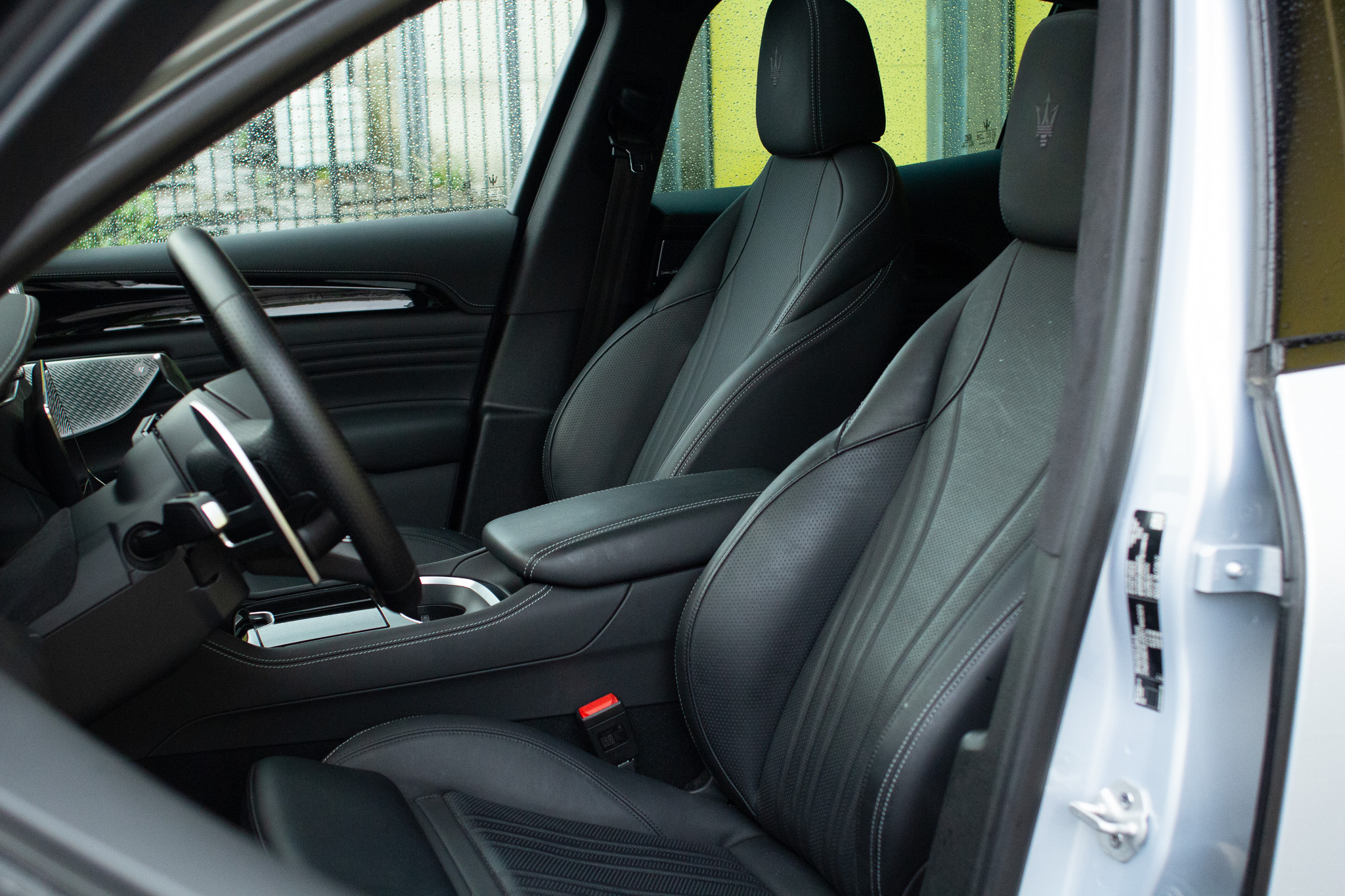 Het interieur van de Maserati Grecale Folgore.