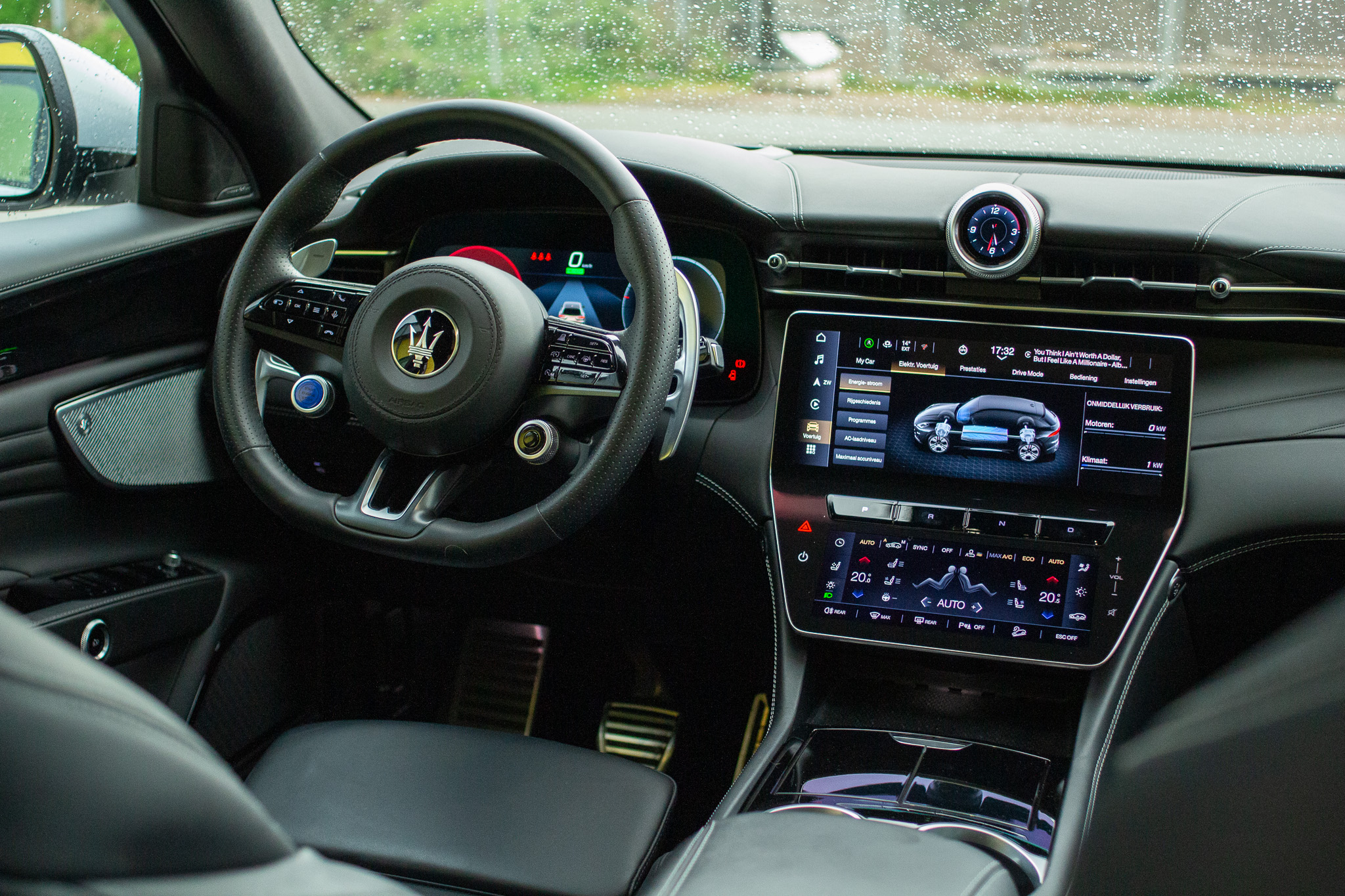 Het interieur van de Maserati Grecale Folgore.