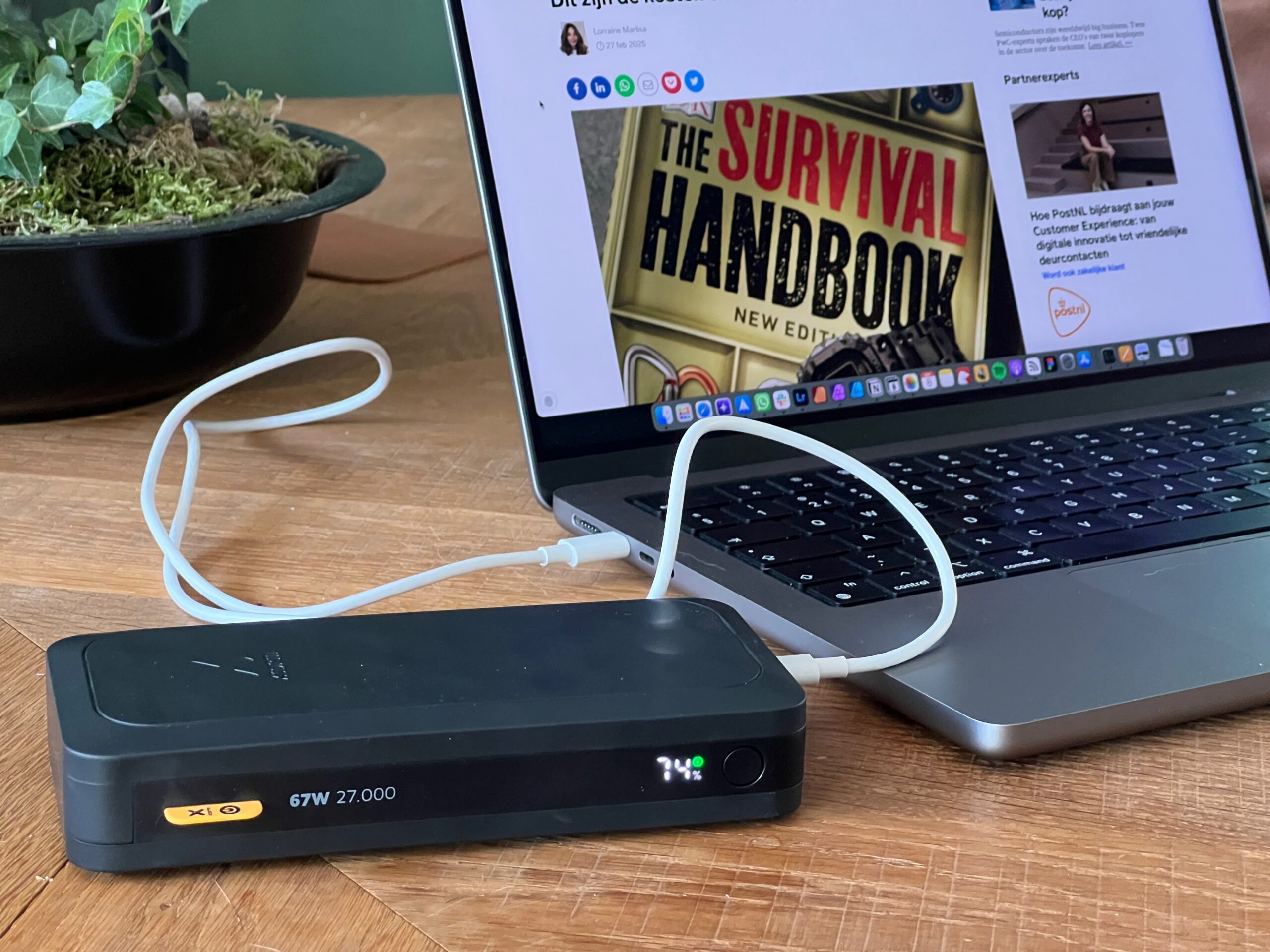 De 99 wattuur powerbank waarmee een MacBook Pro iets meer dan 1x volledig opgeladen kan worden.