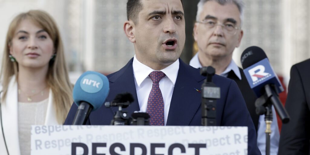 George Simion, leider van de ultranationalistische partij AUR, spreekt op een persconferentie voor buitenlandse media buiten het Parlementspaleis in Boekarest tijdens de eerste ronde van de herhaalde presidentsverkiezingen in Roemenië op 4 mei 2025.